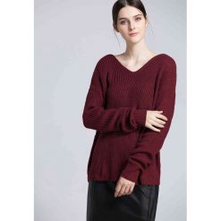 Sweter w kolorze bordowym. Czerwone swetry damskie Swetry na chłodne dni, bez wzorów, ze splotem, bez rękawów, bez kaptura. W wyprzedaży za 119,95 zł.
