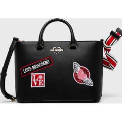 Love Moschino - Torebka. Czarne torebki klasyczne damskie Love Moschino, bez wzorów, z materiału, casualowe, na ramię, średnie, bez dodatków. Za 949,90 zł.