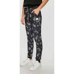 Femi Stories - Spodnie Fila. Czarne spodnie damskie Femi Stories, s, bez wzorów, z elastanu, casualowe. W wyprzedaży za 129,90 zł.