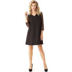 Trapezowa sukienka z tiulowymi rękawami 3/4. Czarne sukienki damskie Made in Poland, xl, bez wzorów, z elastanu, bez kołnierzyka, bez rękawów, trapezowe. Za 229,00 zł.