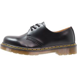 Dr. Martens 1461 Oksfordki schwarz. Czarne buty wizytowe męskie marki Dr. Martens, ze skóry, na sznurówki. W wyprzedaży za 440,30 zł.