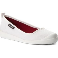 Półbuty CALVIN KLEIN JEANS - Libby R8947 White. Białe półbuty damskie marki Calvin Klein Jeans, na co dzień, bez wzorów, z jeansu, bez obcasa, na płaskiej podeszwie, bez zapięcia. W wyprzedaży za 289,00 zł.