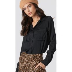 NA-KD Satynowa koszula z kieszeniami - Black. Czarne koszule damskie marki NA-KD, z satyny. Za 121,95 zł.