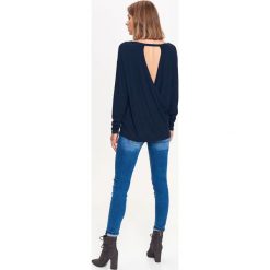 CIENKI SWETER Z ZAKŁADKĄ NA PLECACH. Niebieskie swetry oversize damskie Top Secret, na jesień. Za 39,99 zł.