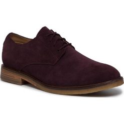 Półbuty CLARKS - Clarkdale Moon 261456397 Burgundy Suede. Fioletowe półbuty męskie Clarks, na co dzień, bez wzorów, ze skóry, klasyczne, bez zapięcia. W wyprzedaży za 329,00 zł.