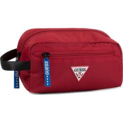 Kosmetyczka GUESS - Smart HM6737 POL93 RED. Czerwone kosmetyczki męskie Guess, z aplikacjami, z tkaniny. W wyprzedaży za 149,00 zł.