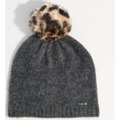 Czapka z pomponem o zwierzęcym wzorze - Szary. Szare czapki damskie Mohito, z motywem zwierzęcym. Za 39,99 zł.