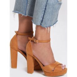 Camelowe Sandały Ask For. Brązowe sandały damskie Renee, w paski, z paskami. Za 89,99 zł.