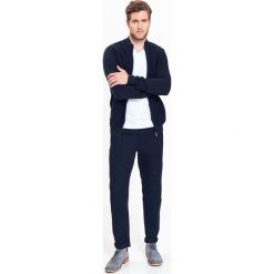 KARDIGAN MĘSKI ZE STÓJKĄ. Niebieskie kardigany damskie marki Top Secret, na zimę, xxl, z dzianiny, ze stójką. W wyprzedaży za 49,99 zł.
