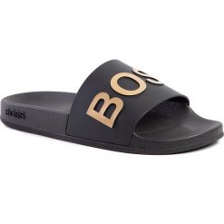 Klapki BOSS - Bay Slid 50425152 10224455 01 Black 007. Czarne klapki męskie Boss, z tworzywa sztucznego, bez zapięcia. Za 299,00 zł.