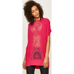 Desigual - T-shirt. Bluzki damskie Desigual, s, z aplikacjami, z poliesteru, casualowe, z okrągłym kołnierzem. W wyprzedaży za 199,90 zł.