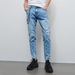 Spodnie jeansowe z brelokiem - Niebieski. Niebieskie spodnie męskie Reserved, m, bez wzorów, z jeansu. Za 169,99 zł.