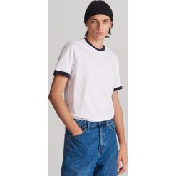 T-shirt z kontrastowym brzegiem - Biały. Białe t-shirty męskie Reserved, xl, bez wzorów, z kontrastowym kołnierzykiem. Za 29,99 zł.