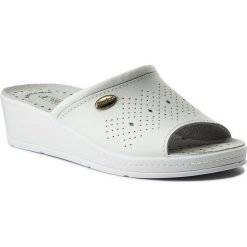 Klapki SANITAL-FLEX - 698 White. Białe klapki damskie Sanital-Flex, bez wzorów, ze skóry, bez obcasa, na obcasie. Za 99,00 zł.