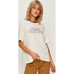 Tommy Hilfiger - T-shirt. Niebieskie bluzki damskie TOMMY HILFIGER, s, z aplikacjami, z bawełny, casualowe, z okrągłym kołnierzem. Za 229,90 zł.