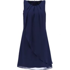 Swing Sukienka koktajlowa marine. Niebieskie sukienki damskie marki Swing, bez wzorów, z poliesteru, marine, bez kołnierzyka, bez rękawów. Za 419,00 zł.
