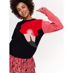 EFEKTOWNY SWETER DAMSKI. Czarne swetry damskie Top Secret, na lato, bez wzorów, z dzianiny, eleganckie, bez rękawów, bez kaptura. W wyprzedaży za 59,99 zł.