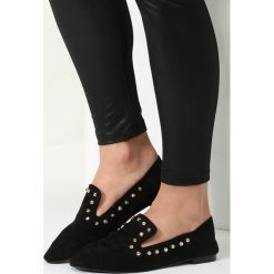 Czarne Mokasyny Dark Embrace. Czarne mokasyny damskie marki vices, bez wzorów, z okrągłym noskiem, bez obcasa, na płaskiej podeszwie, bez zapięcia. Za 59,99 zł.