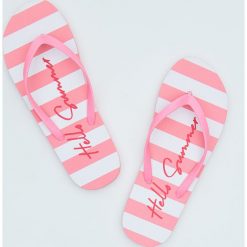 Klapki japonki Hello Summer - Różowy. Różowe klapki damskie Sinsay, bez wzorów, bez obcasa. Za 9,99 zł.
