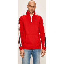 Tommy Jeans - Bluza. Czerwone bluzy męskie Tommy Jeans, s, z aplikacjami, z bawełny, z kapturem, z krótkim rękawem, krótkie, bez kaptura. Za 449,90 zł.