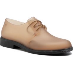 Półbuty MELISSA - Glow Ad 32568 Beige 53298. Brązowe półbuty damskie Melissa, na co dzień, bez wzorów, z tworzywa sztucznego, bez obcasa, na obcasie, bez zapięcia. W wyprzedaży za 249,00 zł.