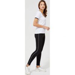 Legginsy z białym paskiem. Białe spodnie damskie Moodo, xs, bez wzorów, z elastanu. Za 34,99 zł.