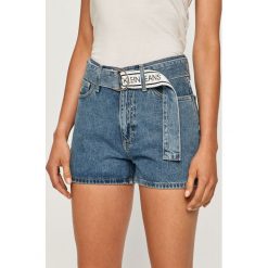 Calvin Klein Jeans - Szorty jeansowe. Niebieskie szorty damskie Calvin Klein Jeans, w paski, z bawełny, casualowe. Za 359,90 zł.