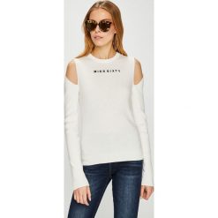 Miss Sixty - Sweter. Szare swetry klasyczne damskie marki Miss Sixty, m, z dzianiny, z okrągłym kołnierzem. W wyprzedaży za 339,90 zł.