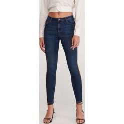 Jeansy slim z lampasami - Granatowy. Niebieskie jeansy damskie Reserved, bez wzorów, z jeansu. W wyprzedaży za 59,99 zł.