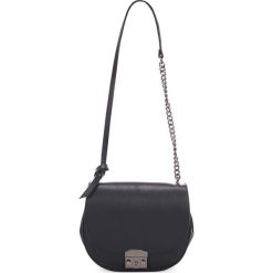 Skórzana torebka w kolorze czarnym - 24 x 22 x 2 cm. Czarne torebki klasyczne damskie Black Bags, w paski, ze skóry, na ramię, bez dodatków. W wyprzedaży za 263,95 zł.