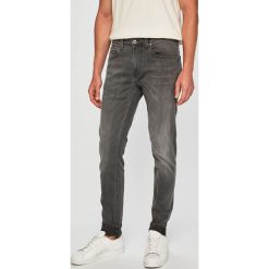 Pepe Jeans - Jeansy Finsubury. Szare jeansy męskie Pepe Jeans, z aplikacjami, z obniżonym stanem. W wyprzedaży za 269,90 zł.