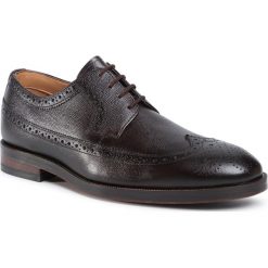 Półbuty CLARKS - Oliver Wing 261524467 Dark Brown. Pomarańczowe buty wizytowe męskie Clarks, ze skóry, bez zapięcia. Za 639,00 zł.