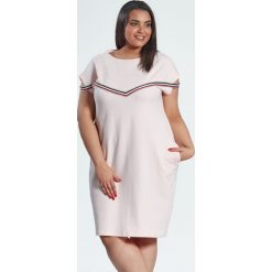 Sukienka Jula pastelowy róż z lampasami duże rozmiary OVERSIZE PLUS SIZE WIOSNA. Różowe sukienki damskie Moda Size Plus Iwanek, na co dzień, na wiosnę, s, bez wzorów, z elastanu, klasyczne, z klasycznym kołnierzykiem, plus size, z krótkim rękawem, krótkie, mini, proste. Za 129,90 zł.