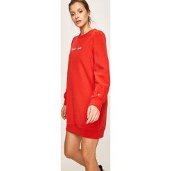 Tommy Jeans - Sukienka. Czerwone sukienki damskie Tommy Jeans, na co dzień, s, z aplikacjami, z bawełny, casualowe, z okrągłym kołnierzem, z długim rękawem, długie, mini, proste. Za 499,90 zł.