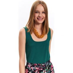 Dopasowany t-shirt z dekoltem. Zielone t-shirty damskie Top Secret, bez wzorów, z bawełny, z dekoltem na plecach. W wyprzedaży za 14,99 zł.