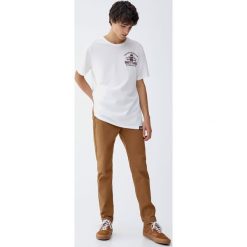 Koszulka Marc Márquez z motorem. Białe koszulki męskie Pull&Bear, m, bez wzorów, bez kołnierzyka, z krótkim rękawem, krótkie. Za 59,90 zł.