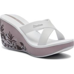 Klapki IPANEMA - Lipstick Straps V Fem 82534 Pink/White 20700. Białe klapki damskie Ipanema, bez wzorów, z tworzywa sztucznego, bez obcasa, na obcasie. Za 139,99 zł.