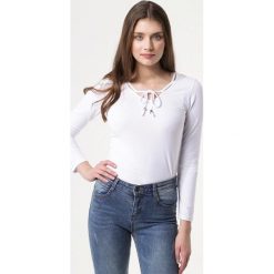Biała Bluzka Not Far From. Białe bluzki damskie Born2be, xl, z bawełny, z okrągłym kołnierzem. Za 49,99 zł.