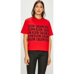 Calvin Klein Performance - Top. Czerwone topy damskie Calvin Klein Performance, s, z nadrukiem, z bawełny, z okrągłym kołnierzem. Za 199,90 zł.
