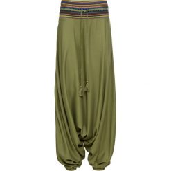 Spodnie alladynki bonprix oliwkowy wzorzysty. Zielone spodnie damskie bonprix. Za 129,99 zł.