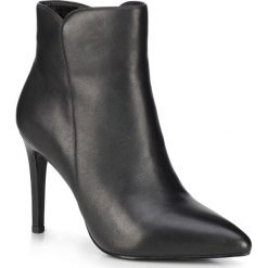 Buty damskie. Czarne botki damskie Wittchen, ze skóry, eleganckie, bez obcasa, na szpilce, bez zapięcia. W wyprzedaży za 322,91 zł.