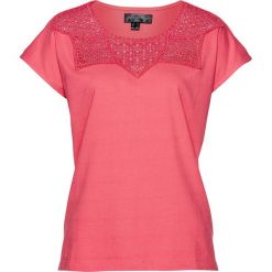 Shirt z koronką, krótki rękaw bonprix brzoskwiniowy. Różowe bluzki damskie bonprix, w koronkowe wzory, z koronki, bez kołnierzyka. Za 59,99 zł.