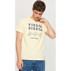 T-shirt z nadrukiem - Żółty. Żółte t-shirty męskie z nadrukiem Reserved, l. W wyprzedaży za 19,99 zł.