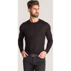 Czarny jedwabny sweter Versace Collection z tłoczonym wzorem - Czarny. Czarne swetry męskie xl, z aplikacjami, z jedwabiu, z okrągłym kołnierzem. Za 559,50 zł.