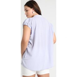 Vince Camuto Plus DRAWSTRING ARMHOLE BUTTON DOWN Koszula crocus petal. Szare koszulki damskie Vince Camuto Plus, bez wzorów, z elastanu, button down. Za 379,00 zł.