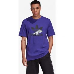 Adidas Originals Koszulka Niebieski Fioletowy. Niebieskie podkoszulki męskie adidas Originals, l, z nadrukiem, z bawełny, z krótkim rękawem. Za 145,95 zł.