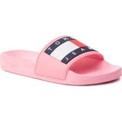 Klapki TOMMY JEANS - Flag Pool Slide EN0EN00474 Geranium Pink 669. Różowe klapki damskie marki Tommy Jeans, bez wzorów, z jeansu, bez obcasa. Za 229,00 zł.
