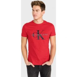 Calvin Klein Koszulka Czerwony. Czerwone podkoszulki męskie Calvin Klein, l, z nadrukiem, z bawełny, z krótkim rękawem. Za 204,95 zł.