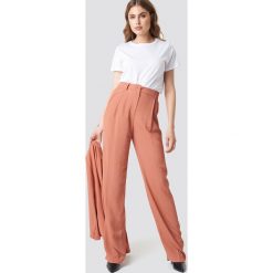 MANGO Spodnie Pinky - Orange. Pomarańczowe spodnie damskie Mango, bez wzorów, z materiału, z podwyższonym stanem. Za 202,95 zł.