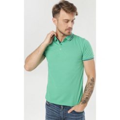 Zielona Koszulka Zeliles. Zielone koszulki męskie Born2be, xl, bez wzorów, bez kołnierzyka, bez rękawów. W wyprzedaży za 34,99 zł.